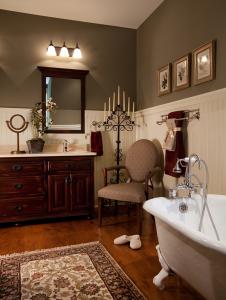 bathroom with trim and hardwood floor