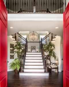 entryway to split staircase