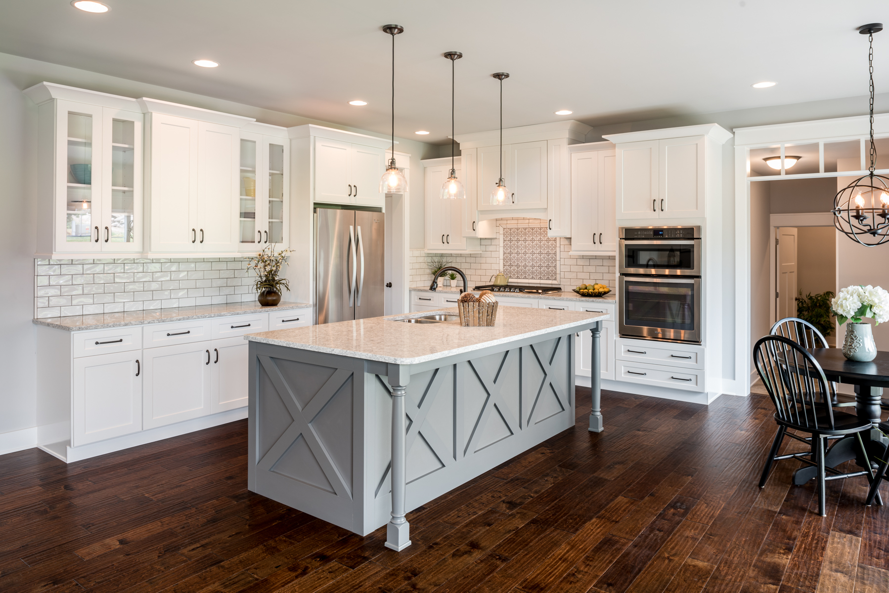 two tone kitchen design idea