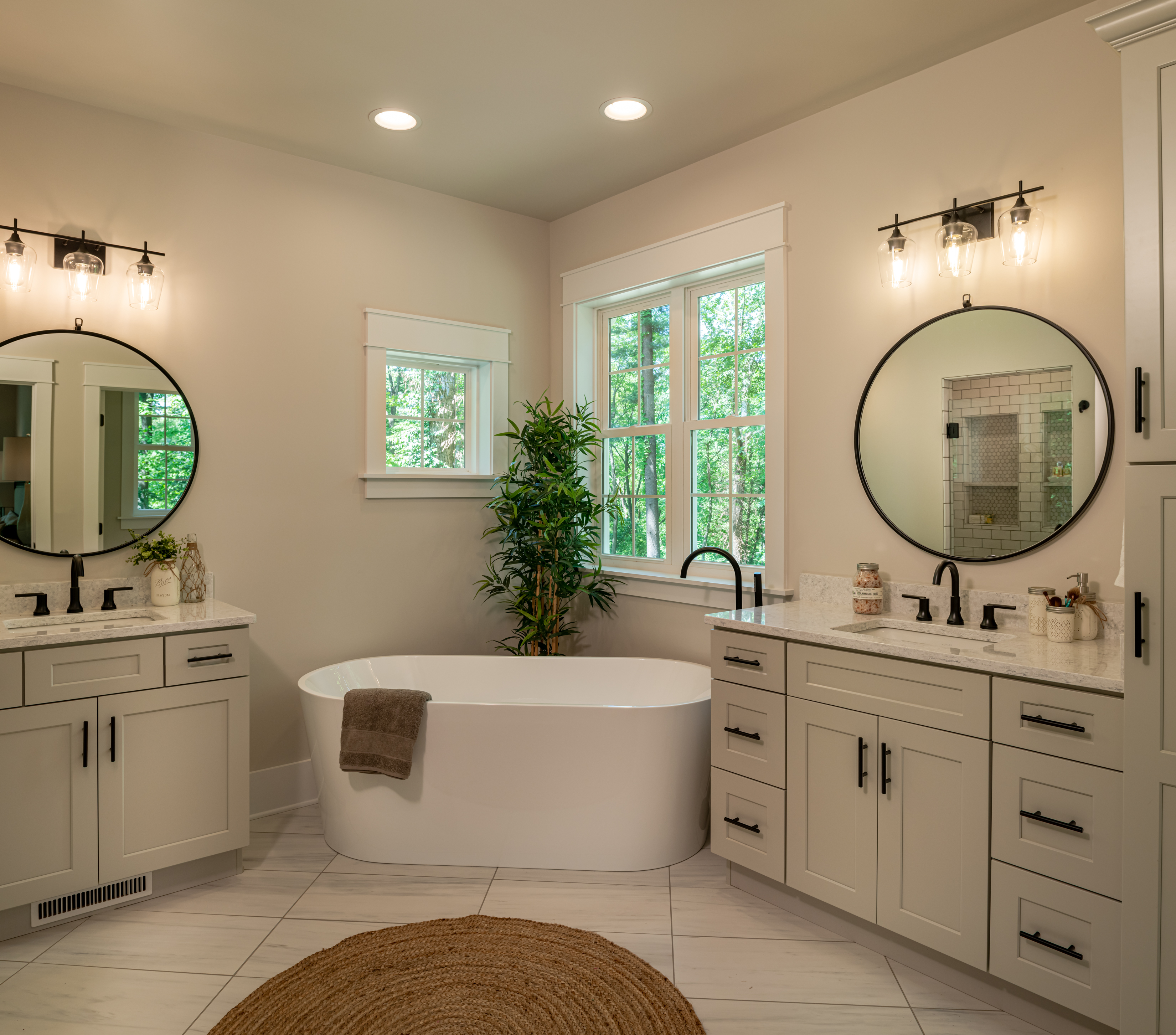 https://www.customhomegroup.com/wp-content/uploads/2019/06/Master-Bath-01.jpg