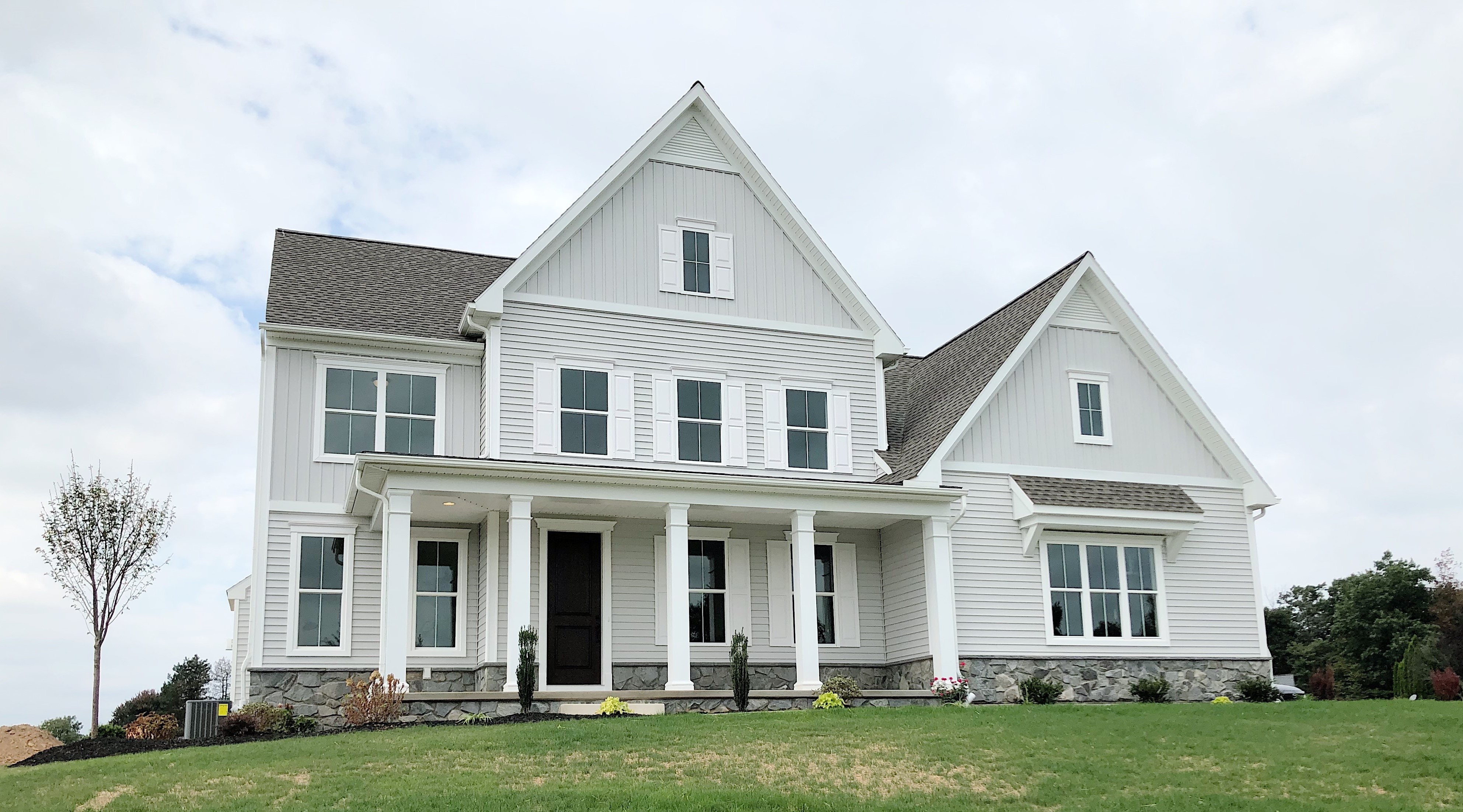 modern farmhouse exterior lights