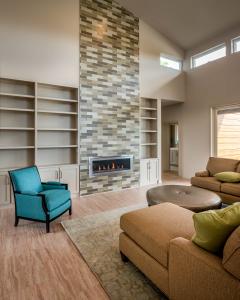 living room with built-in bookshelves and fireplace